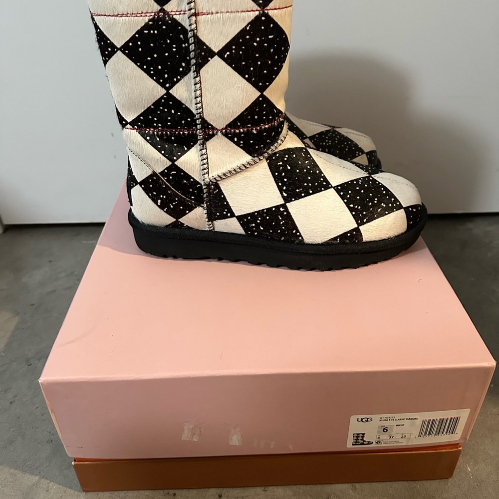 UGG X Tschabalala - Picture 3 of 5